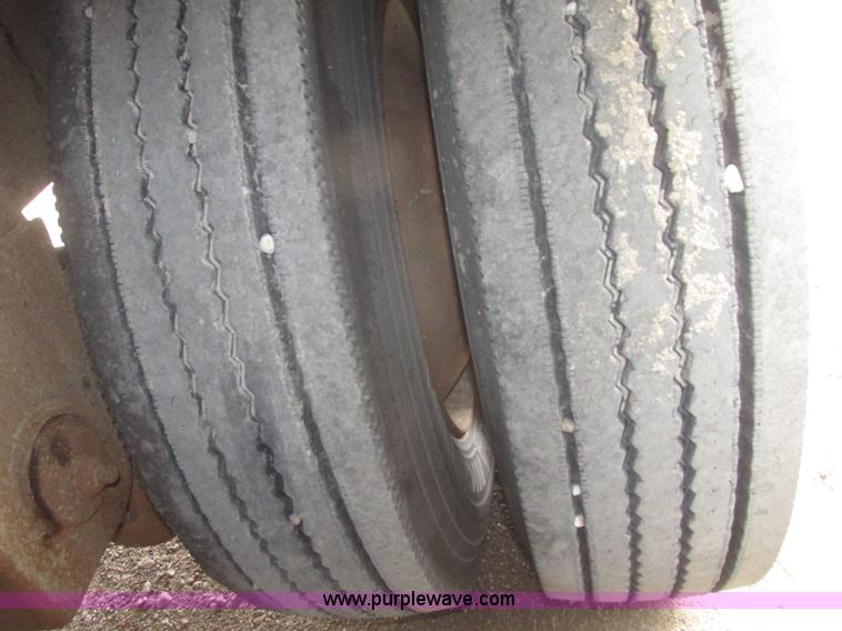 image for item H4719 1998 Ledwell bulk feed trailer