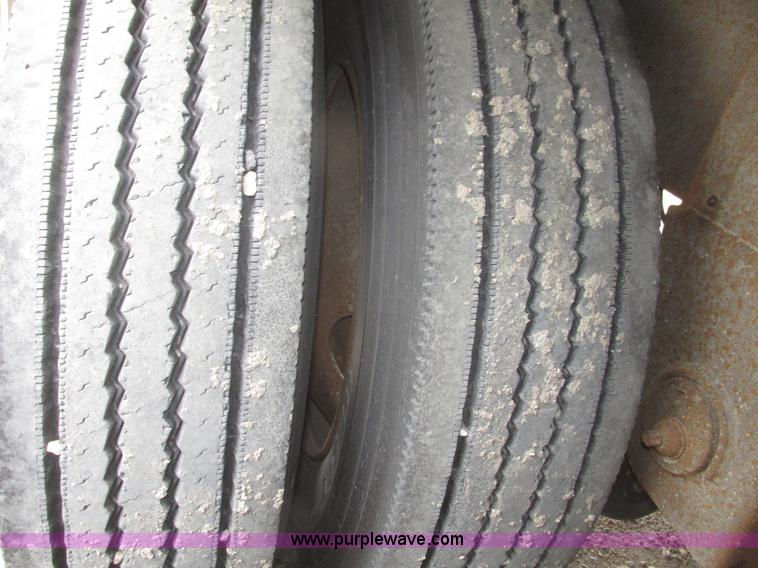 image for item H4719 1998 Ledwell bulk feed trailer