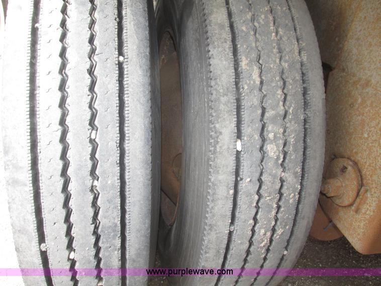 image for item H4719 1998 Ledwell bulk feed trailer