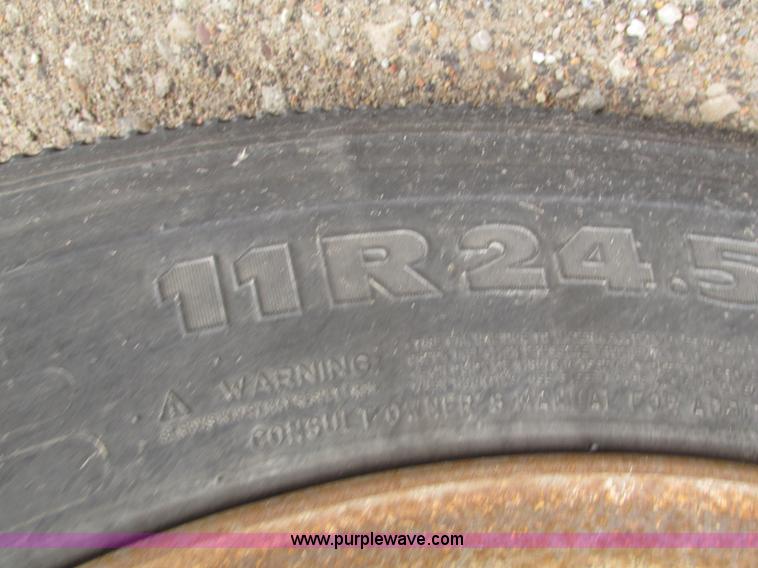 image for item H4719 1998 Ledwell bulk feed trailer