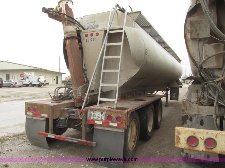 image for item H4720 1996 CEI Pacer bulk feed trailer