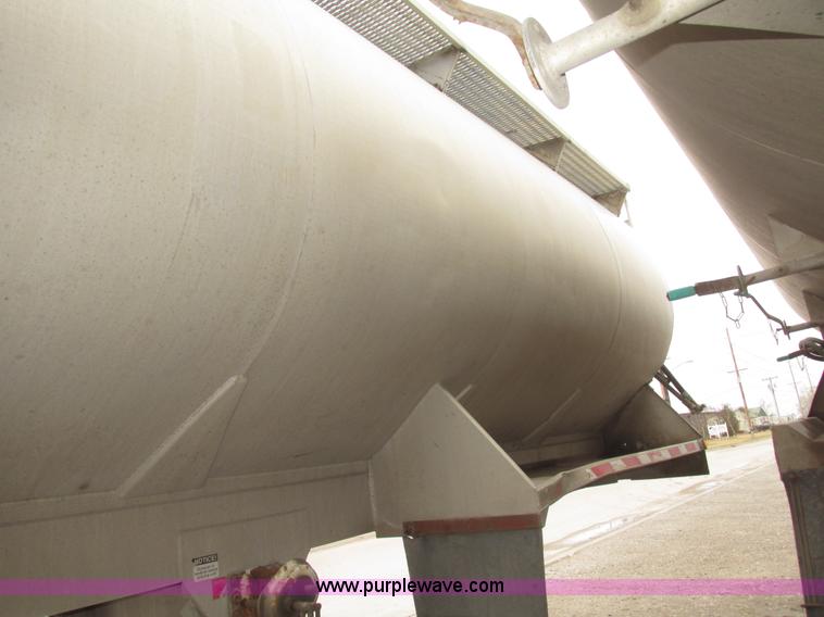 image for item H4720 1996 CEI Pacer bulk feed trailer