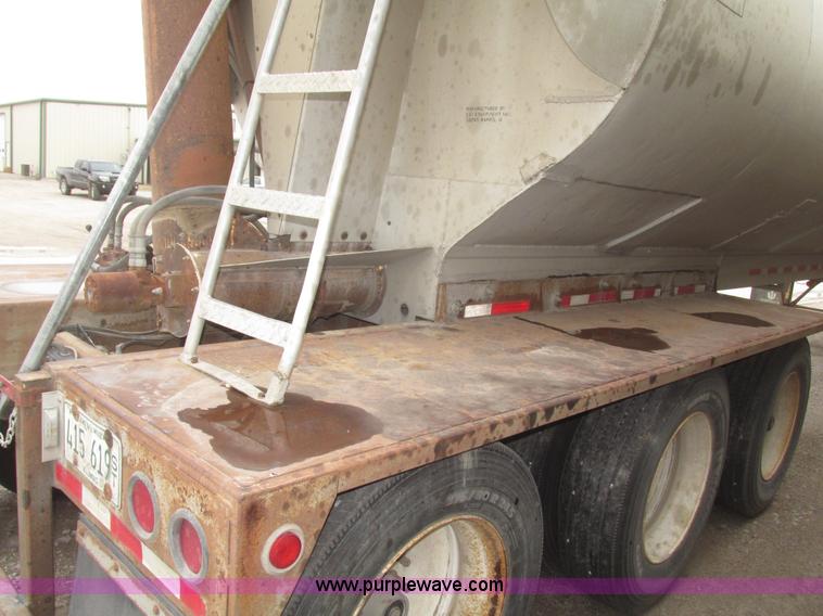image for item H4720 1996 CEI Pacer bulk feed trailer
