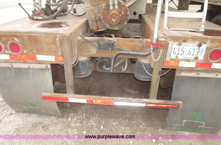 image for item H4720 1996 CEI Pacer bulk feed trailer