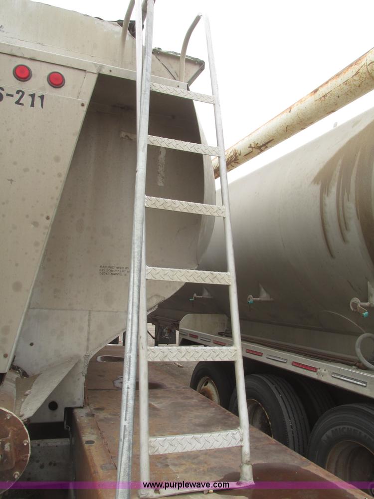 image for item H4720 1996 CEI Pacer bulk feed trailer