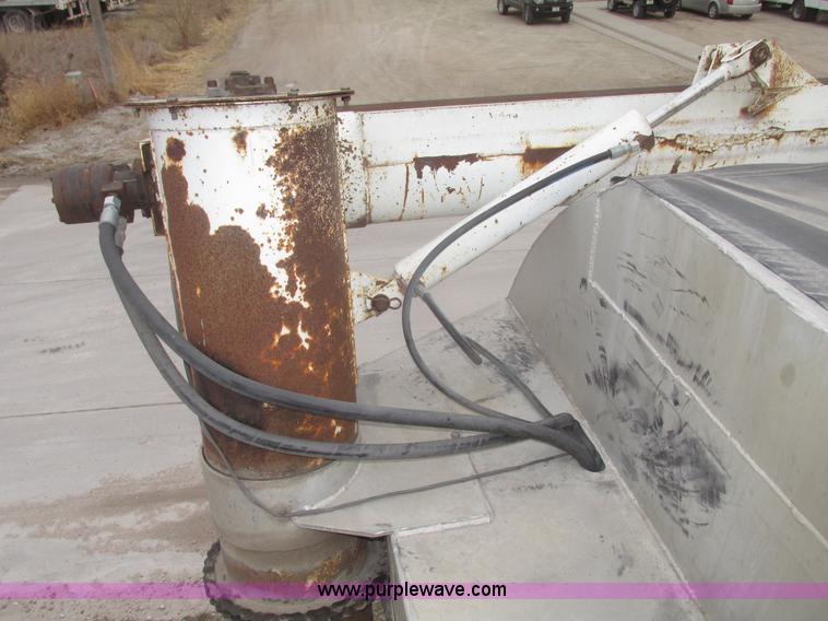 image for item H4720 1996 CEI Pacer bulk feed trailer