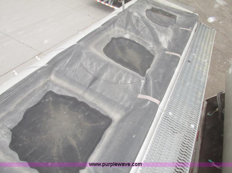 image for item H4720 1996 CEI Pacer bulk feed trailer