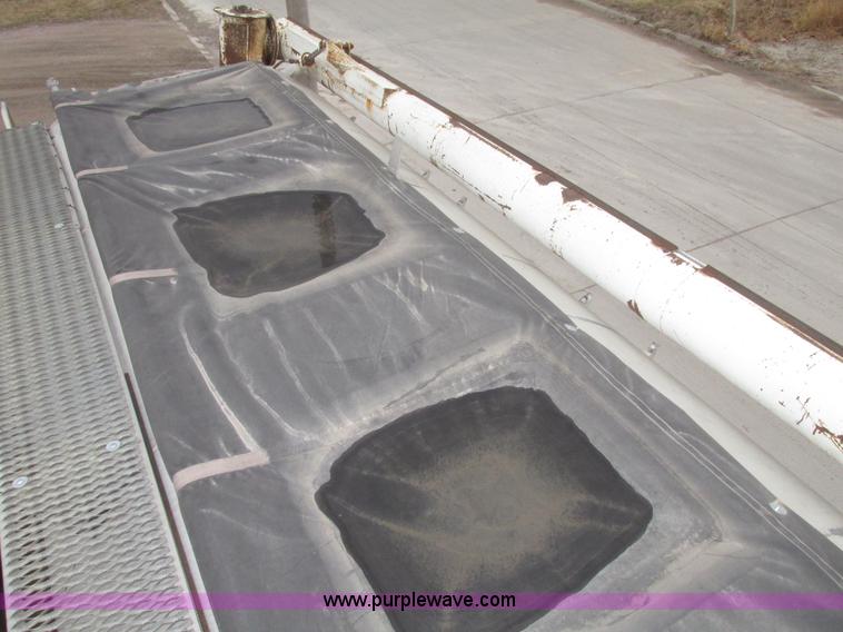 image for item H4720 1996 CEI Pacer bulk feed trailer