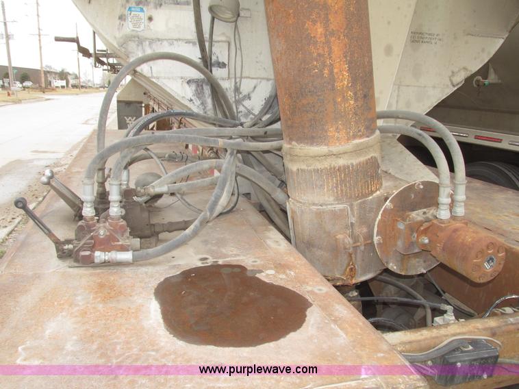 image for item H4720 1996 CEI Pacer bulk feed trailer