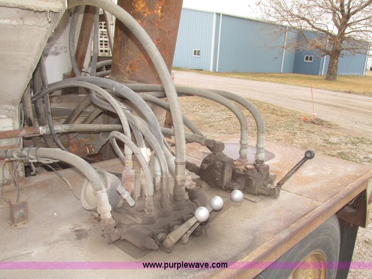 image for item H4720 1996 CEI Pacer bulk feed trailer