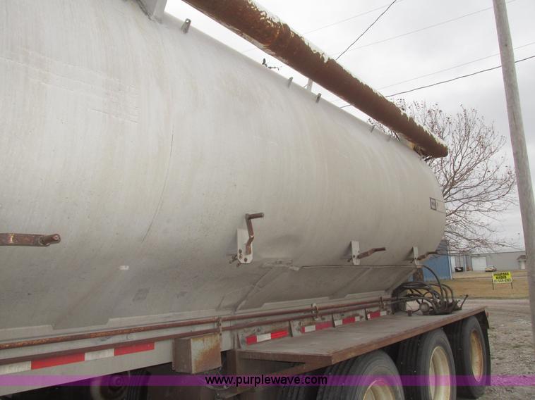 image for item H4720 1996 CEI Pacer bulk feed trailer