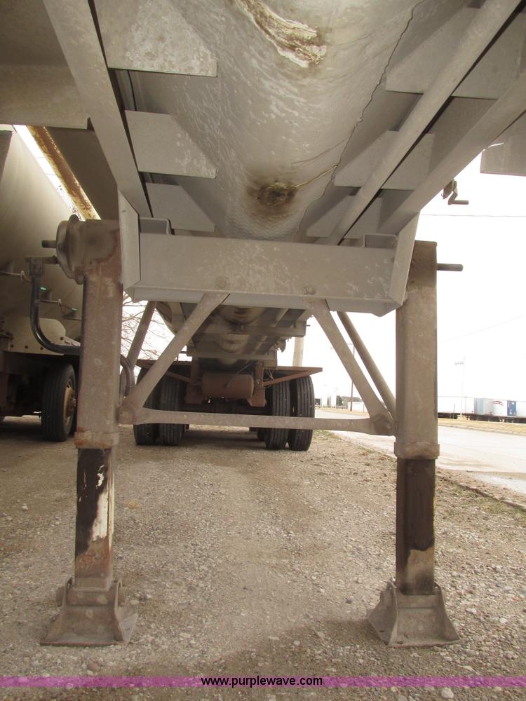 image for item H4720 1996 CEI Pacer bulk feed trailer