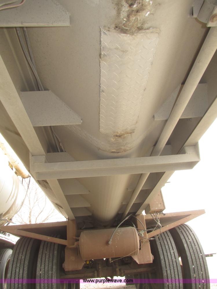 image for item H4720 1996 CEI Pacer bulk feed trailer