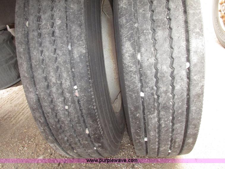 image for item H4720 1996 CEI Pacer bulk feed trailer