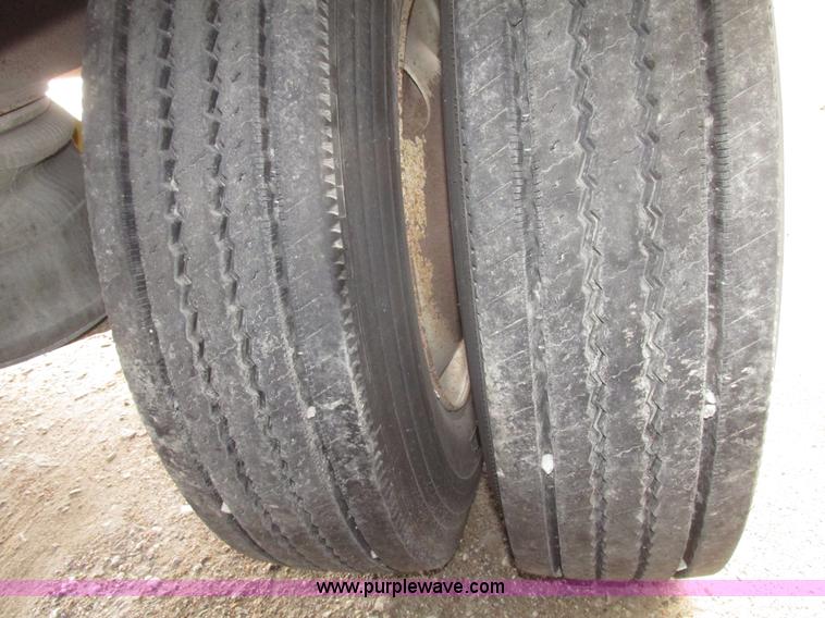 image for item H4720 1996 CEI Pacer bulk feed trailer