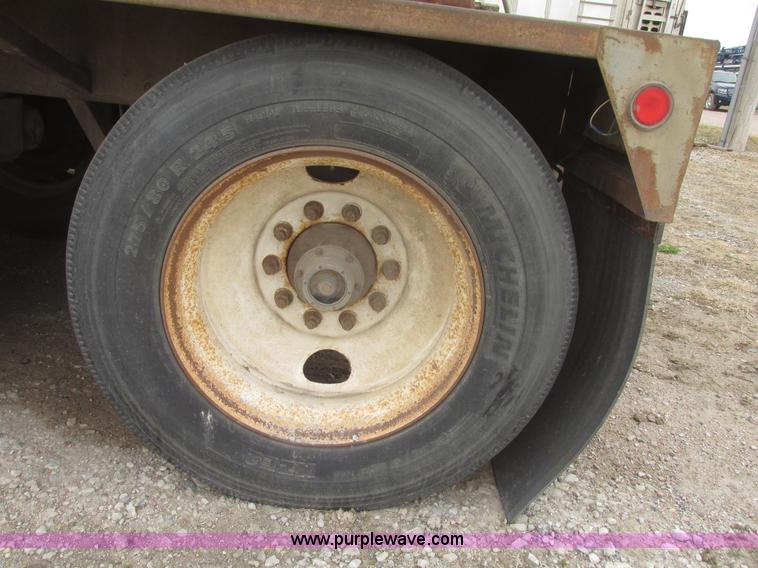 image for item H4720 1996 CEI Pacer bulk feed trailer