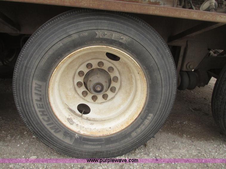 image for item H4720 1996 CEI Pacer bulk feed trailer