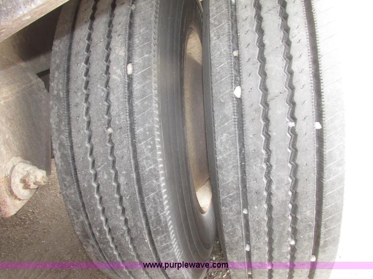 image for item H4720 1996 CEI Pacer bulk feed trailer