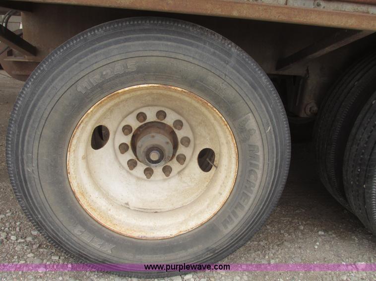 image for item H4720 1996 CEI Pacer bulk feed trailer