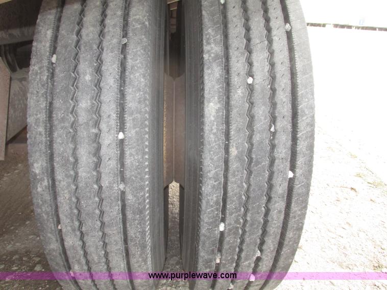 image for item H4720 1996 CEI Pacer bulk feed trailer