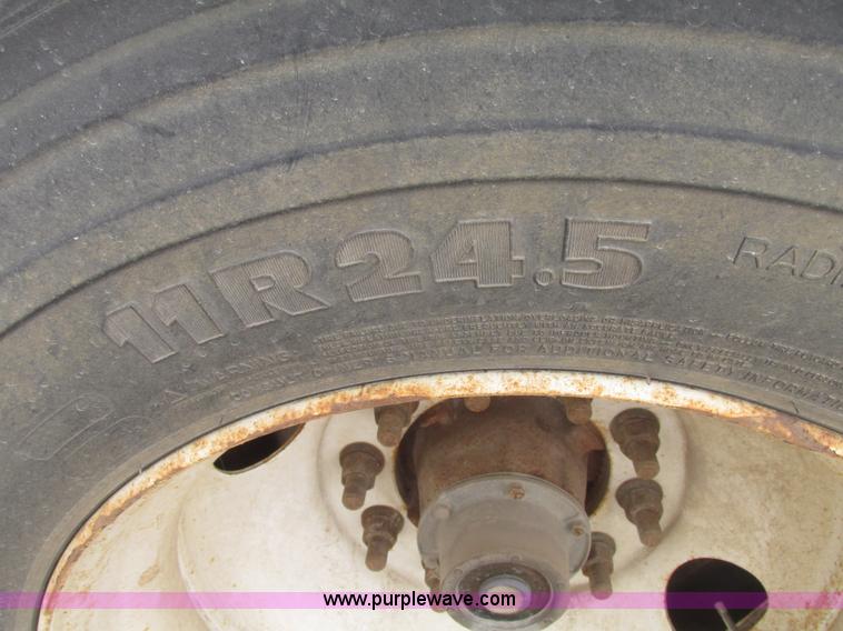 image for item H4720 1996 CEI Pacer bulk feed trailer