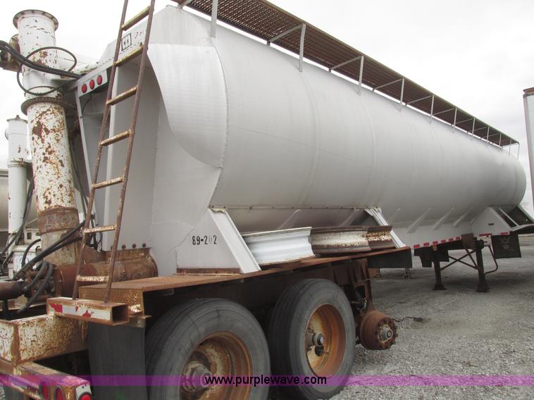 image for item H4721 1989 Pacer bulk feed trailer