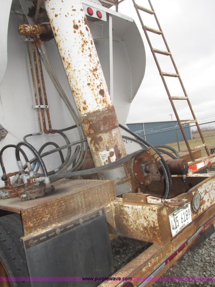 image for item H4721 1989 Pacer bulk feed trailer