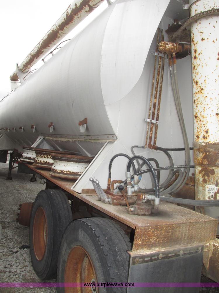 image for item H4721 1989 Pacer bulk feed trailer