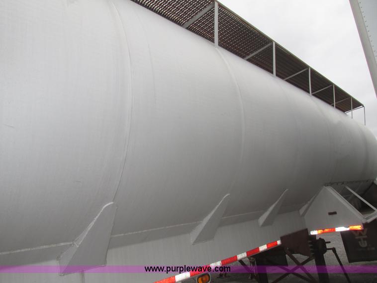 image for item H4721 1989 Pacer bulk feed trailer