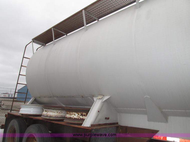 image for item H4721 1989 Pacer bulk feed trailer