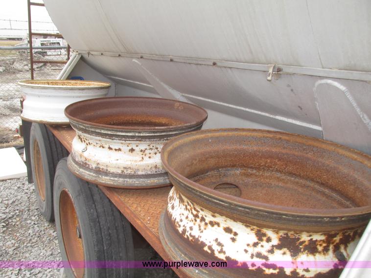 image for item H4721 1989 Pacer bulk feed trailer