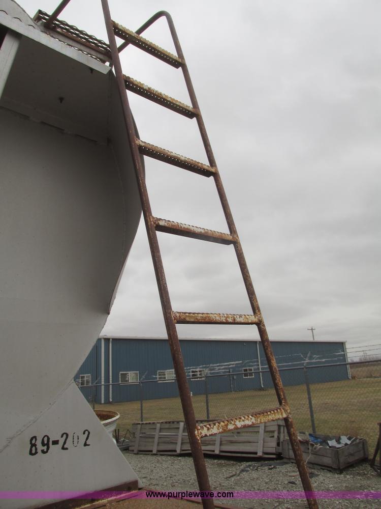 image for item H4721 1989 Pacer bulk feed trailer