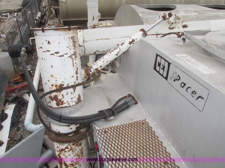 image for item H4721 1989 Pacer bulk feed trailer