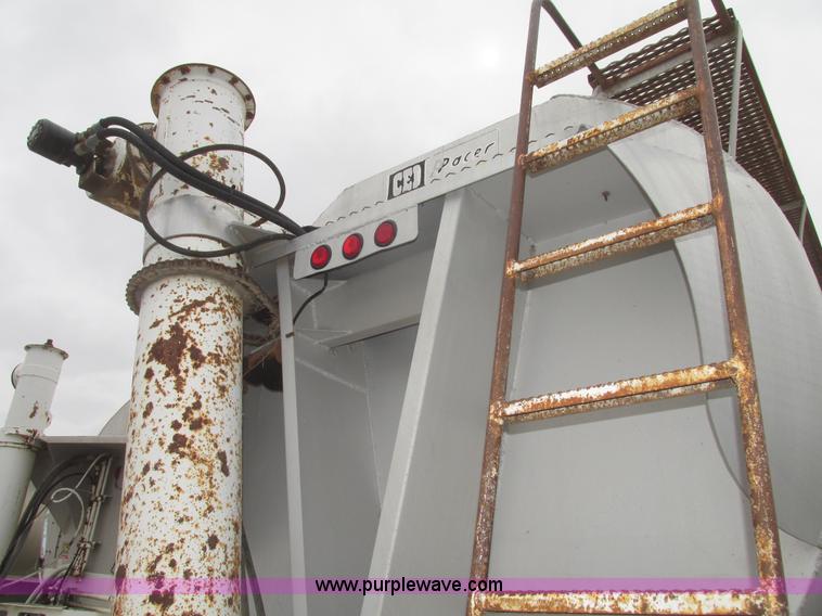 image for item H4721 1989 Pacer bulk feed trailer