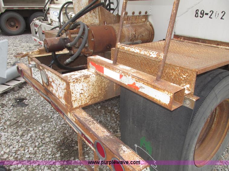 image for item H4721 1989 Pacer bulk feed trailer