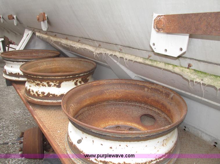 image for item H4721 1989 Pacer bulk feed trailer