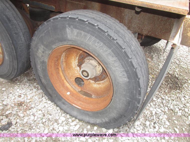 image for item H4721 1989 Pacer bulk feed trailer