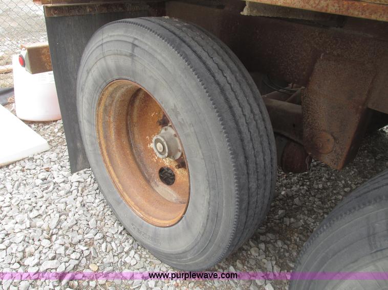 image for item H4721 1989 Pacer bulk feed trailer