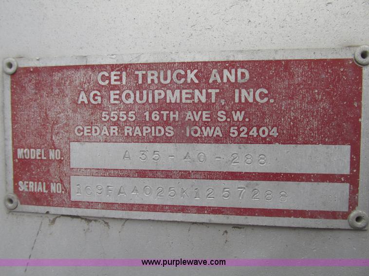 image for item H4721 1989 Pacer bulk feed trailer