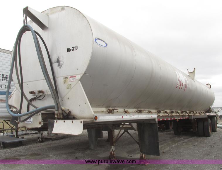 image for item H4722 2000 Ledwell bulk feed trailer