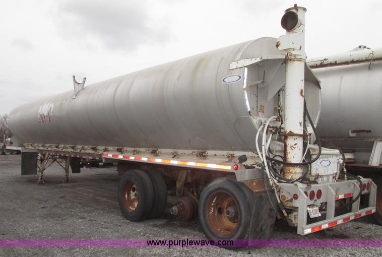 image for item H4722 2000 Ledwell bulk feed trailer