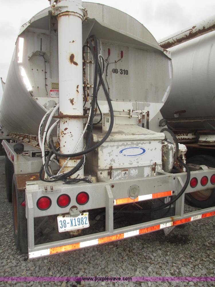 image for item H4722 2000 Ledwell bulk feed trailer