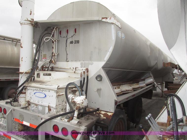 image for item H4722 2000 Ledwell bulk feed trailer