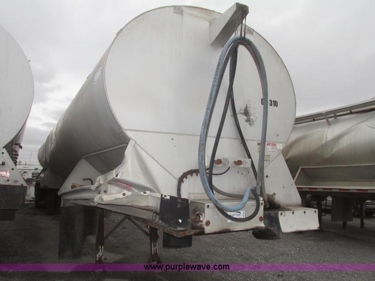 image for item H4722 2000 Ledwell bulk feed trailer
