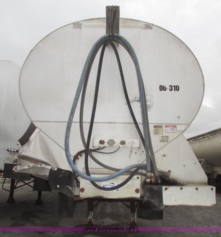 image for item H4722 2000 Ledwell bulk feed trailer
