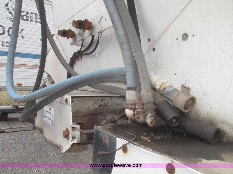 image for item H4722 2000 Ledwell bulk feed trailer