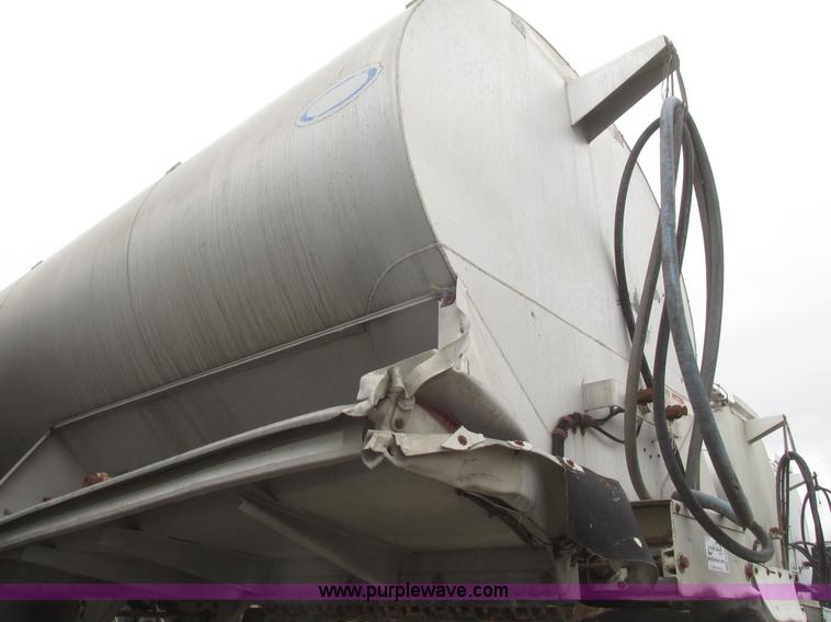 image for item H4722 2000 Ledwell bulk feed trailer