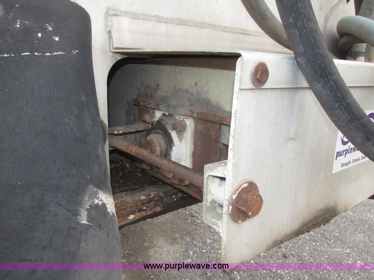 image for item H4722 2000 Ledwell bulk feed trailer