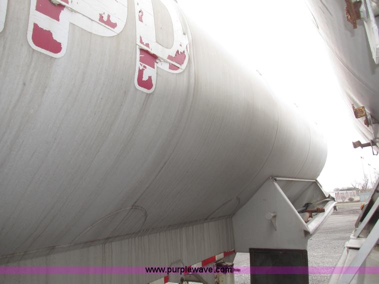 image for item H4722 2000 Ledwell bulk feed trailer