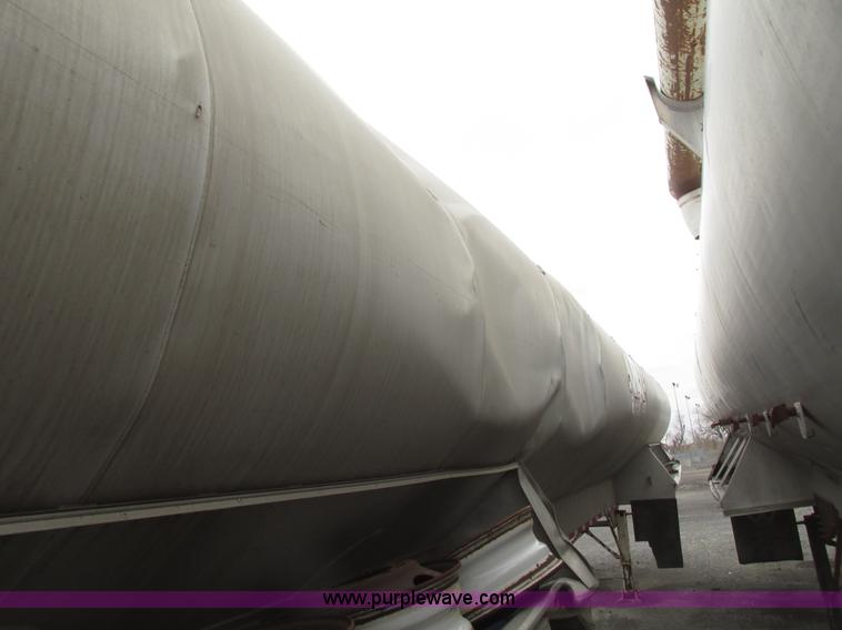 image for item H4722 2000 Ledwell bulk feed trailer